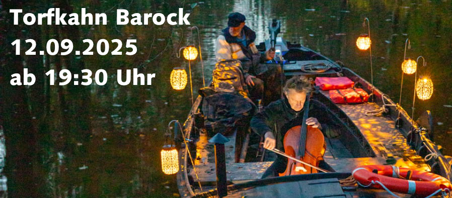 Foto einer nächtlichen Fahrt. Auf einem durch Laternen erleuchteten Kahn ist hinten ein Bootsführer und im Vordergrund ein Cellist zu sehn. Text im Bild: »Barocknacht am Torfkanal 12.09.2025«