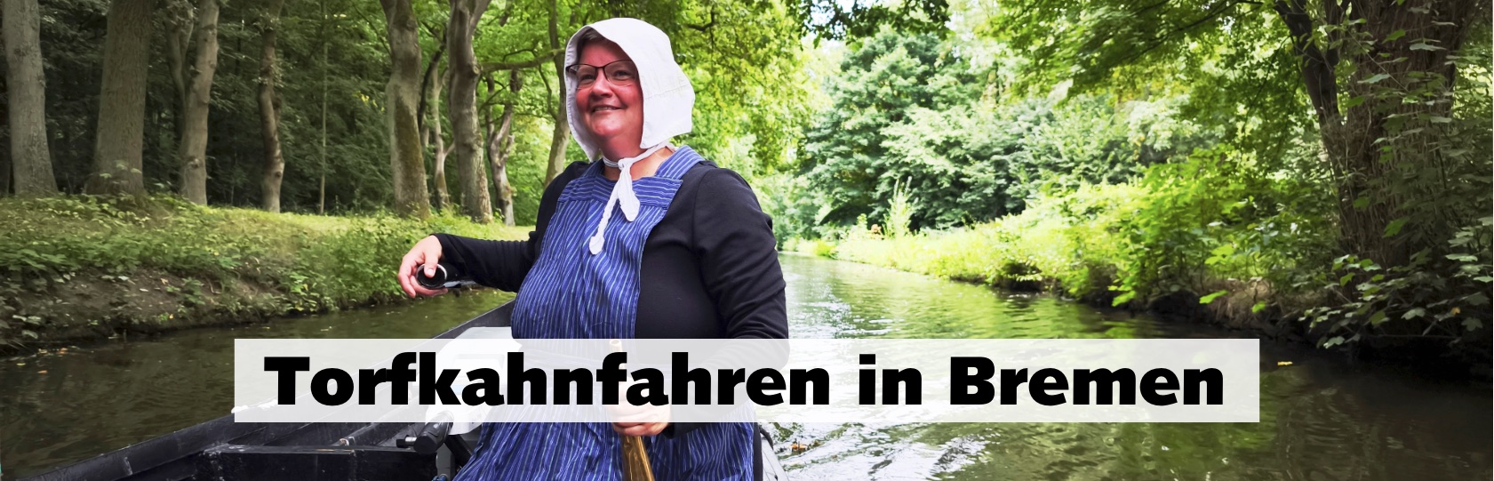 Startbild. Den Betrachtern kommt ein vollbesetzter Torfkahn entgegen gefahren. Ins Bild einmontierter Text »Torfkahnfahren in Bremen«